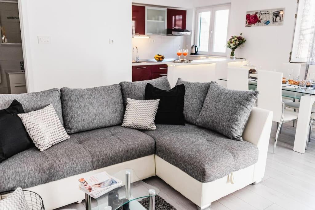Holiday Home Marina-Renovated House In City Center Rogoznica  Luaran gambar