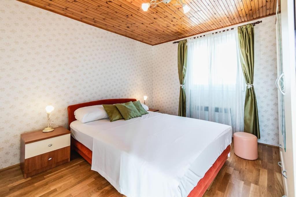 Holiday Home Marina-Renovated House In City Center Rogoznica  Luaran gambar