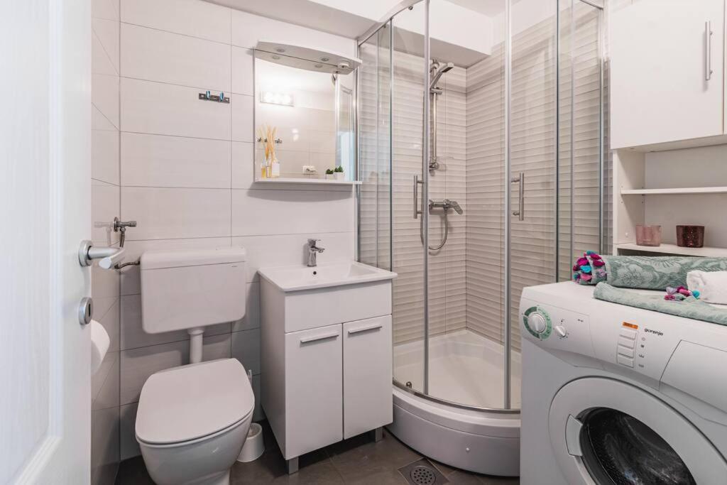 Holiday Home Marina-Renovated House In City Center Rogoznica  Luaran gambar